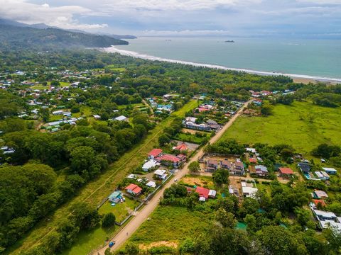 Upplev livsstilen på denna magnifika fastighet som ligger i hjärtat av Uvita, Bahia. Bara en kort promenad från stranden erbjuder denna fristad inte ett utan 2 hem, som var och en lovar sin egen bit av himlen. När du kommer in i lokalerna kommer du a...