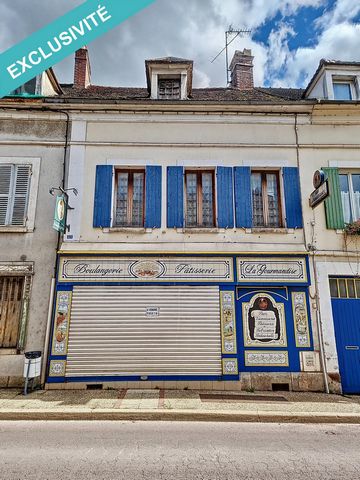 Je vous présente un Immeuble de rapport avec local commercial et potentiel d'aménagement. Situé en plein cœur d'un quartier prisé, cet immeuble à fort potentiel offre une opportunité exceptionnelle pour les investisseurs et promoteurs immobiliers. An...