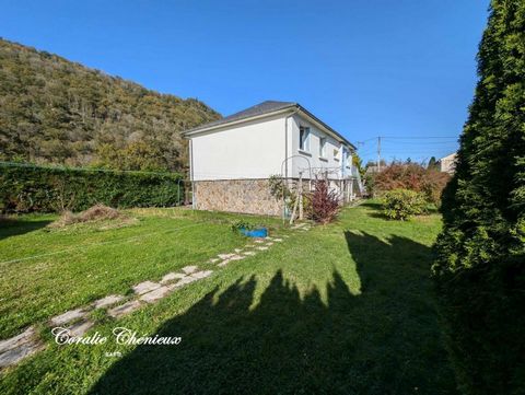 Située à Bort-les-Orgues, ce joli foyer cantalien bénéficie d'un cadre paisible et verdoyant, avec une magnifique vue dégagée sur les orgues. Le village dispose également de toutes les commodités essentielles à proximité, telles que des commerces, éc...