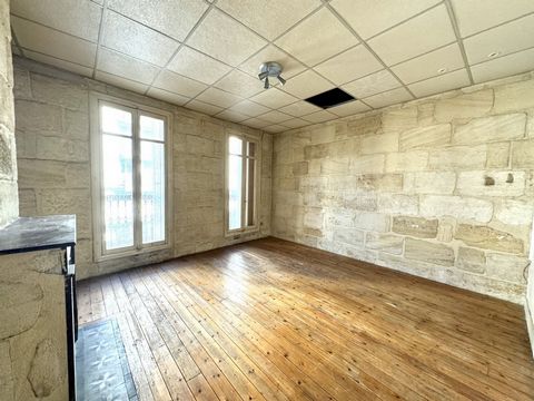 BORDEAUX Arès - Apartment T2bis crossing of 52m2 of living space to refresh located on the 1st and last floor of a stone building. It includes a beautiful living room with open kitchen, a bedroom, an office and a large bathroom with toilet. Stone wal...