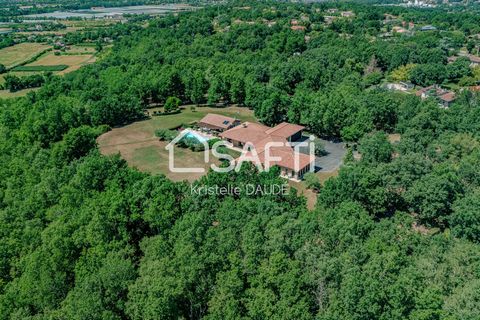 Nestled on the heights of the hills of Montauban, out of sight, discover this beautiful property of 400 m² with its Pool House of 100 m², and let yourself be seduced by the bucolic setting and the tranquility provided by these places. Entirely on one...