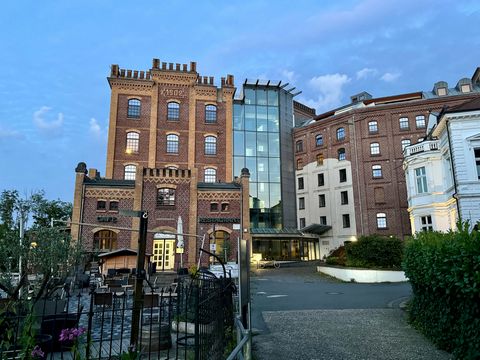 Das Haus mit insgesamt 45 Wohneinheiten (ehemals eine Industrie-Getreidemühle und Industriedenkmal) aus dem Jahr 1902 (vollständig kernsaniert im Jahr 2000, verfügt Aufzüge, Gemeinschafts-Lese-Fernsehzimmer, Fitnessraum und Sauna. Zudem über einen Wa...