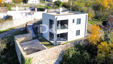 CRIKVENICA (omgeving) - Moderne villa in een nieuw gebouw met zwembad! Wij verkopen uitstekende mogelijkheden voor een villa vlakbij de zee. De moderne villa ligt in het achterland van Crikvenica op een heuvel met een prachtig uitzicht op het Tribalj...