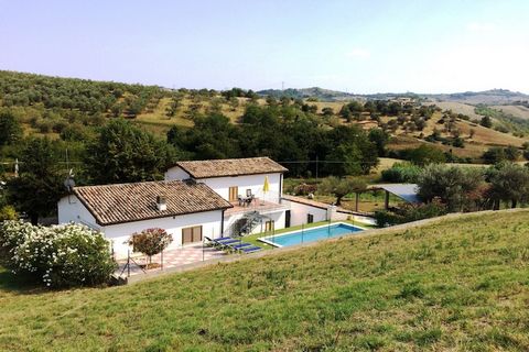 Diese geräumige Villa liegt versteckt in den Olivenhainen inmitten der sanften Hügel der Abruzzen. Hier können Sie sich ganz am Rand des Pools entspannen. Diese Villa ist ein idealer Ausgangspunkt für Ihren Strandurlaub und Ausflüge in mittelalterlic...