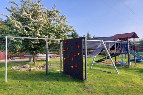 Houten huizen, goed onderhouden en modern ingericht, vlakbij het prachtige strand aan de Oostzee, rustig aan de rand van het dorp Kolczewo. De woningen staan op een groot, omheind perceel met een speeltuin, een overdekt terras met barbecue en veel ru...