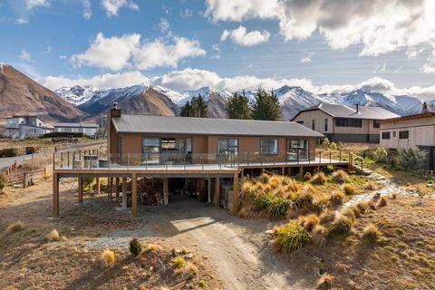 Deze verhoogde residentie ligt in het pittoreske dorpje Lake Ohau in Mackenzie Country en biedt een prachtig uitzicht op Lake Ohau, Lake Middleton en de bergen. Het huis ligt op een groot gedeelte van 1.384 m² (min of meer) aangelegd met inheemse bep...