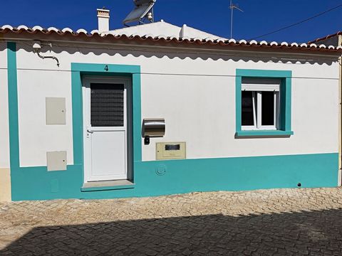 Situada no centro da aldeia com supermercado e cafés por perto. Casa composta por entrada, salinha de estar / jantar aberta para a cozinha equipada com maq. loiça, forno, placa eléctrica e exaustor, 1 casa de banho com banheira e duche com hidromassa...