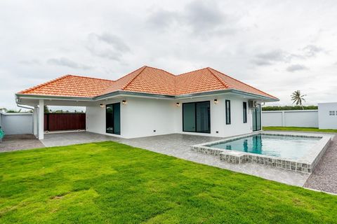 Presentación de Khemanatra Villas con piscina sobre plano con una excelente relación calidad-precio situadas a unos 15 minutos al sur de Hua Hin. Con dos diseños diferentes de villas de 3 dormitorios disponibles, cada villa incluye una cocina de esti...