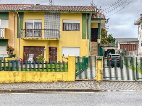 Cette maison de ville de 3 étages est située au premier étage et est l'option idéale pour ceux qui veulent de l'intimité et de l'espace extérieur, car elle dispose d'une entrée et d'un patio totalement indépendants. Elle est située dans une zone priv...