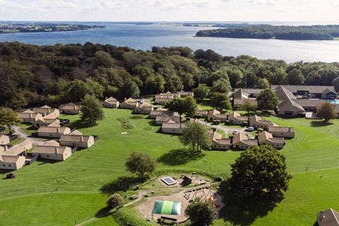 Boendet ligger i de natursköna omgivningarna i Hindsgavls naturreservat och erbjuder en fridfull tillflyktsort med direkt tillgång till både vatten och skog. Gästerna kan välja mellan en rad semesterhus med varierande kapacitet: från lägenheter för 2...