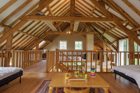 Het ruime landhuis is residentieel gelegen temidden van de uitbundige natuur van de Corrèze. Het is in natuursteen gebouwd in de stijl van de typische ‘granges’ of schuren van de Limousin. De vakantiewoning is landelijk ingericht en beschikt over all...