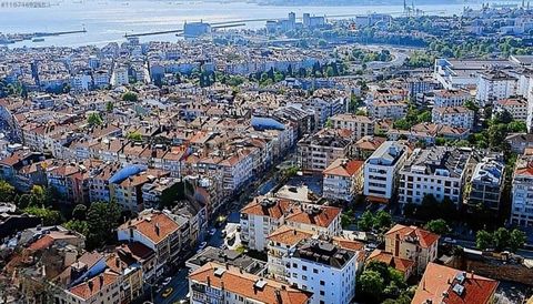 Appartement te koop is gelegen in Kadikoy. Kadikoy is een wijk aan de Aziatische kant van Istanbul. Het is een bruisend en kosmopolitisch gebied dat bekend staat om zijn levendige sfeer, uitstekende restaurants en cafés en trendy boetieks. Het gebied...