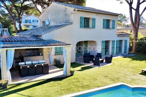 huis 160m2 - land 1000m2 - 4 slaapkamers - 4 badkamers - dicht bij het centrum van Saint Tropez en het strand Tuinniveau: grote entree leidt naar een grote dubbele woonkamer die uitkomt op de tuin - keuken - 1 slaapkamer met doucheruimte - garage - w...