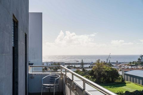 3 bedroom apartment in Ponta Delgada, in good condition, good areas and close to the city center and services.