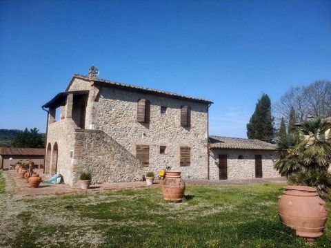 Monteriggioni (SI): Steinhaus, das als Agriturismo genutzt wird, mit Nebengebäude, Weinkeller, Nebengebäuden, Schwimmbad und einem Grundstück von 27,5 Hektar, bestehend aus: - Steinhaus auf zwei Etagen zur Beherbergung von ca. 250 qm, so unterteilt: ...