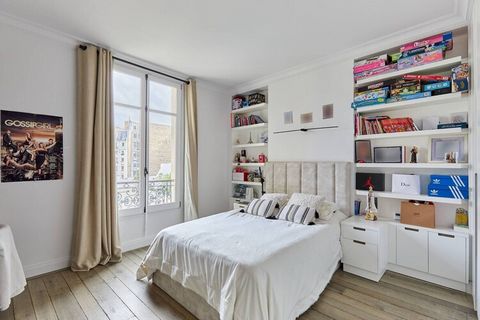 Luxe Parijs appartement met airconditioning, zeer goed gelegen tussen de Arc de Triomphe en de Porte Maillot (Palais des Congrès) Welkom in ons weelderige appartement, een juweel van moderniteit in een gebouw met Parijse stenen, smaakvol ingericht do...