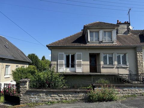 Idéalement située cette maison habitable de suite, proche du centre de Bourganeuf, ville médiévale historique qui vous offre une large éventail de commodités, est parfaite pour un premier acquisition ou investissement locatif. Exposée plein sud la ma...