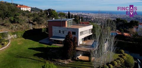 Fincas Eva le presenta esta maravillosa vivienda, construida en el año 2004, y situada en una de las mejores y más exclusivas zonas de Vallvidrera. La vivienda se encuentra construida en un espectacular terreno de 2.026 metros cuadrados, con orientac...