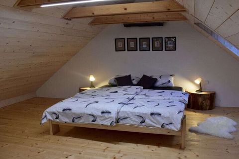 Nuestro alojamiento en Smrček, situado en medio de un huerto, consta de dos casas con dos apartamentos cada una. Alquilamos dos de estos cuatro apartamentos individualmente, pero también es posible alquilar el lugar completo para un viaje de grupo, u...