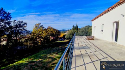 DRAGUIGNAN, sur les hauteurs de la ville, en position dominante, dans un cadre naturel et ressourçant, magnifique maison indépendante de plain pied totalement rénovée disposant d'une vue dégagée. Cette maison de type 5 est très bien agencée, elle dis...