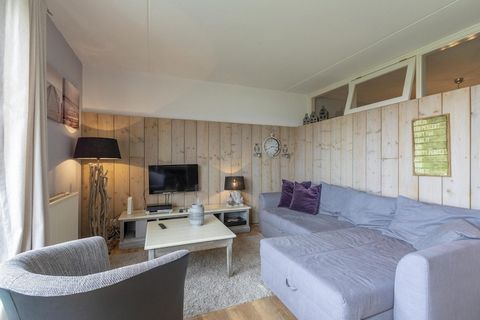 Welkom in een uitnodigend vakantiehuis, perfect gelegen aan de voet van de duinen. Dit prachtig ingerichte appartement ligt op de tweede verdieping en biedt een serene retraite voor uw vakantie aan zee. Het appartement beschikt over een heerlijk Fran...