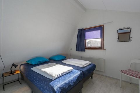 Bienvenido a Yperhof 66, una acogedora casa de vacaciones independiente con capacidad para 6 huéspedes, situada en el encantador parque De Yperhof en Julianadorp aan Zee. Este encantador refugio cuenta con una cálida sala de estar con chimenea, donde...