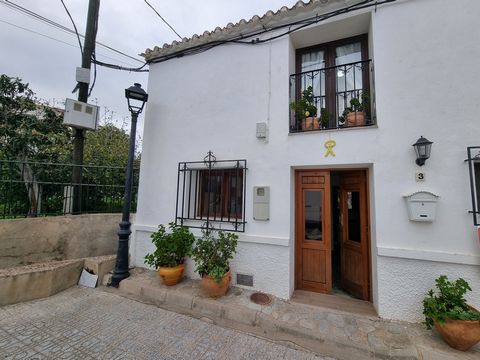 Dit is een prachtig traditioneel dorpshuis, gelegen in El Pilar de Lubrin, op 8 minuten van Lubrin.  Het is visueel zeer aantrekkelijk met veel charme. Op loopafstand is een lokaal bekend restaurant en hotel.  De ingang is vanaf de rijbaan. Idealiter...