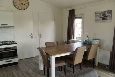 De 6-pers. chalets op Resort Brunssummerheide zijn er in verschillende uitvoeringen. Zo is er het type Pavillion (NL-6445-24). Ook dit vrijstaande chalet, met een eigentijdse uitstraling, beschikt over drie slaapkamers, waarvan één met een 2-pers. be...