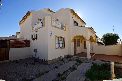 Stadthaus mit 3 Schlafzimmern, 100 Meter vom Strand von Higuericas entfernt . Eck-Doppelhaushälfte mit 2 Schlafzimmern, 200 Meter vom Strand entfernt in El Mojón. Dieses zweistöckige Haus verfügt über 2 Schlafzimmer im ersten Stock, 2 Badezimmer (ein...