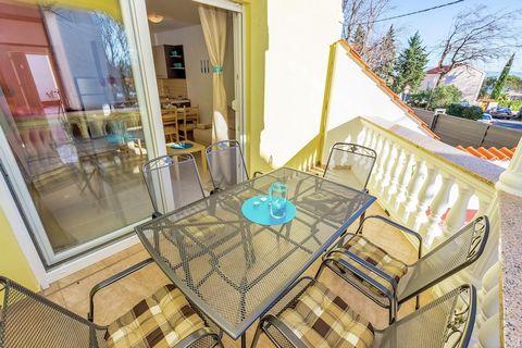 Situato in Croazia è questa lussuosa villa con cinque camere da letto. La casa vacanze è ideale per famiglie o un gruppo di 7 e dispone di un giardino privato con grill per vivaci notti barbecue. La proprietà è circondata da verde e un buon posto per...