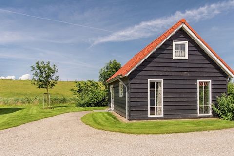 Deze comfortabele vakantiehuizen in Zeeland zijn gelegen op een kleinschalig vakantiepark aan de Oosterschelde. Deze 4-pers. accommodatie onderscheidt zich doordat er maar liefst drie slaapkamers zijn. De gezellig inrichting zorgt ervoor dat u zich d...