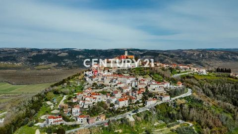 MOTOVUN, STENEN HUIS OP EEN RIJ + TWEE STUDIO-APPARTEMENTEN In het prachtige Istrische stadje Motovun verkopen we een volledig gerenoveerd stenen huis op een rij. De oppervlakte van de woning is 140 m2, verdeeld over 4 verdiepingen. 1. Er is een tave...