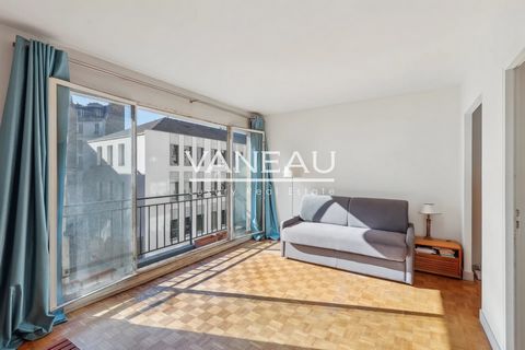 Overlooking the Invalides, on the 2nd floor with elevator of a luxury 1960 building, sqm28.83 studio - Functional layout with entrance closet, main room with bay window opening onto a south-facing balcony, fully-equipped kitchen and shower room with ...