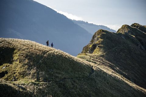 Questo appartamento per le vacanze ben arredato a Saalbach offre la combinazione perfetta di comfort e praticità, con due bagni con servizi igienici separati, un balcone o una terrazza privati e una serie di servizi pensati. La suite è dotata di macc...