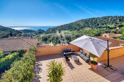 Nur wenige Minuten von Monaco entfernt, bietet diese einzigartige Dachterrasse einen spektakulären 180°-Blick auf das Mittelmeer und die mittelalterliche Burg von Éze. Diese seltene Maisonette kombiniert große Außenbereiche auf jeder Ebene mit einer ...