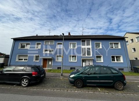 Dieses Mehrfamilienhaus in hervorragender Lage bietet auf einer Gesamtwohnfläche von ca. 610 m² Platz für 21 Zimmer, verteilt auf zwei Etagen. Es umfasst ein großzügiges Grundstück von 1.996 m² und ist ab August 2024 verfügbar. Die Immobilie ist mode...