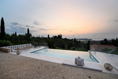 Diese atemberaubende Villa liegt etwas außerhalb von Korfu-Stadt und befindet sich auf einem geräumigen 4.000 m². Grundstück, das einen atemberaubenden Blick auf das Meer und das ikonische Pontikonisi bietet. Mit einer Fläche von ca. 330 m² ist diese...