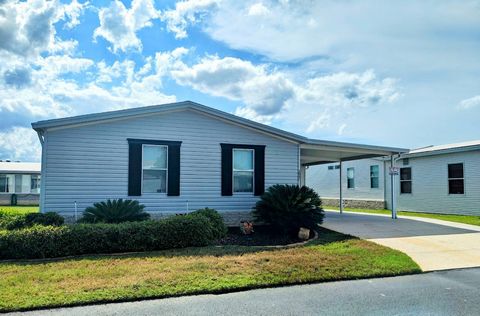 KLAAR VOOR EEN 2E HUIS IN FLORIDA? KIJK EENS NAAR DEZE SCHOONHEID MET 2 SLAAPKAMERS. 1300 voet leefruimte met een open keuken volledig uitgerust met gladde topklasse, koelkast, ingebouwde magnetron en vaatwasser. Ontbijthoek en eetkamer, ruime woonka...