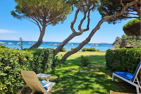 Exclusief bij het Agnès Malecki Agency , ontdek dit zeldzame en gewilde pand, direct gelegen aan de baai van Pramousquier, met directe toegang tot het strand. Dit charmante appartement met één slaapkamer van 35 m2, gelegen op het zuiden, is volledig ...