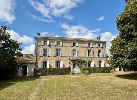 Élégante demeure française du XIXe siècle avec dépendances, parc et piscine