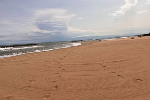 Enjoy a relaxing stay in this well-located Valras-Plage apartment, just 100 meters from the beach and steps from local shops and the casino. The apartment includes a comfortable bedroom with a double bed and a convertible sofa in the living room, mak...