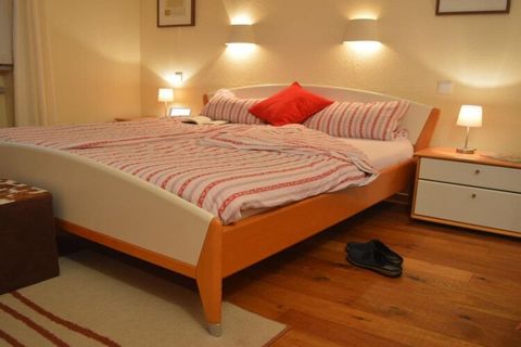 Bestehend aus 2 Schlafzimmern, 2 Badezimmern und 1 Wohnzimmer. Zur Ferienwohnung gehört auch eine Tiefgarage mit direktem Zugang zum Haus. Die Ferienwohnung liegt im Erdgeschoss und ist mit wenigen Stufen oder ebenerdig über den Garten zu erreichen. ...