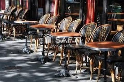 Restaurant Licence 4 sur une place avec terrasse