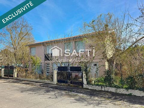 Maison comprenant salon, cuisine, salle de bains, toilette, 3 chambres, salon et cuisine d'été, 2 garages sur une parcelle de 328m². Ce bien possède un système de pompe à chaleur air/eau récent, l'isolation a été faite dans les combles et...