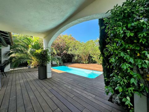 Aux portes de Villeneuve lès Avignon, maison quatre chambres et piscine sans vis à vis et au calme