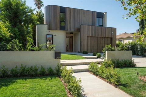 Betreed een omgeving waar de warmte van organische moderne architectuur samenkomt met verbluffende nieuwe luxe constructies. Elegant 6BR + 5.5BA pand ligt op een perceel van bijna 11,000 m² + omvat een pension van 1BR + 1BA met een eigen adres. Prach...