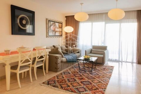 Belle maison mitoyenne d'environ 200 m2 située à seulement 150 m de la plage de Vendrell/Calafell en Costa Dorada. Elle dispose de 5 chambres, 4 salles de bain, un garage souterrain, un salon-salle à manger de 20 m2, une cuisine indépendante et équip...