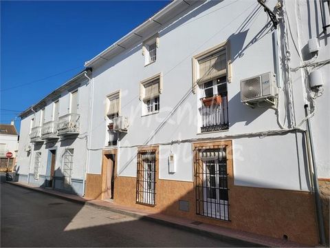 Cette magnifique propriété de qualité de 3 chambres et 2 salles de bains se situe à proximité de la place principale, dans le quartier populaire de Fuente de Piedra, dans la province de Malaga, en Andalousie. Elle est idéale pour accéder à toutes les...
