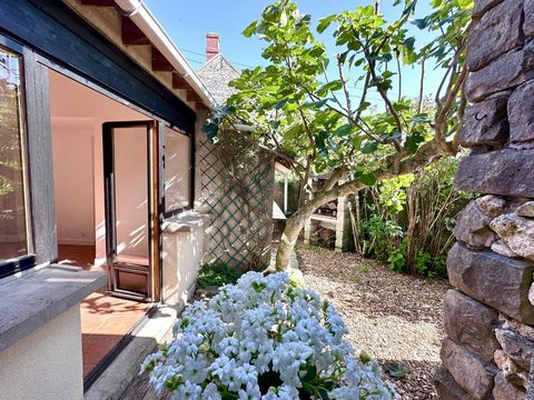 Dans un village très prisé se cache cette maison de charme, promesse d'un coup de cœur à venir !