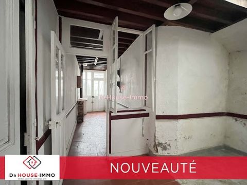 Maison de village ancienne à réhabiliter entièrement composée d’un RDC de 30m2 avec un coin cuisine, des toilettes séparées, une chambre et un séjour avec cheminée donnant côté rue des Pierres. Grenier aménageable avec grande hauteur sous comble perm...